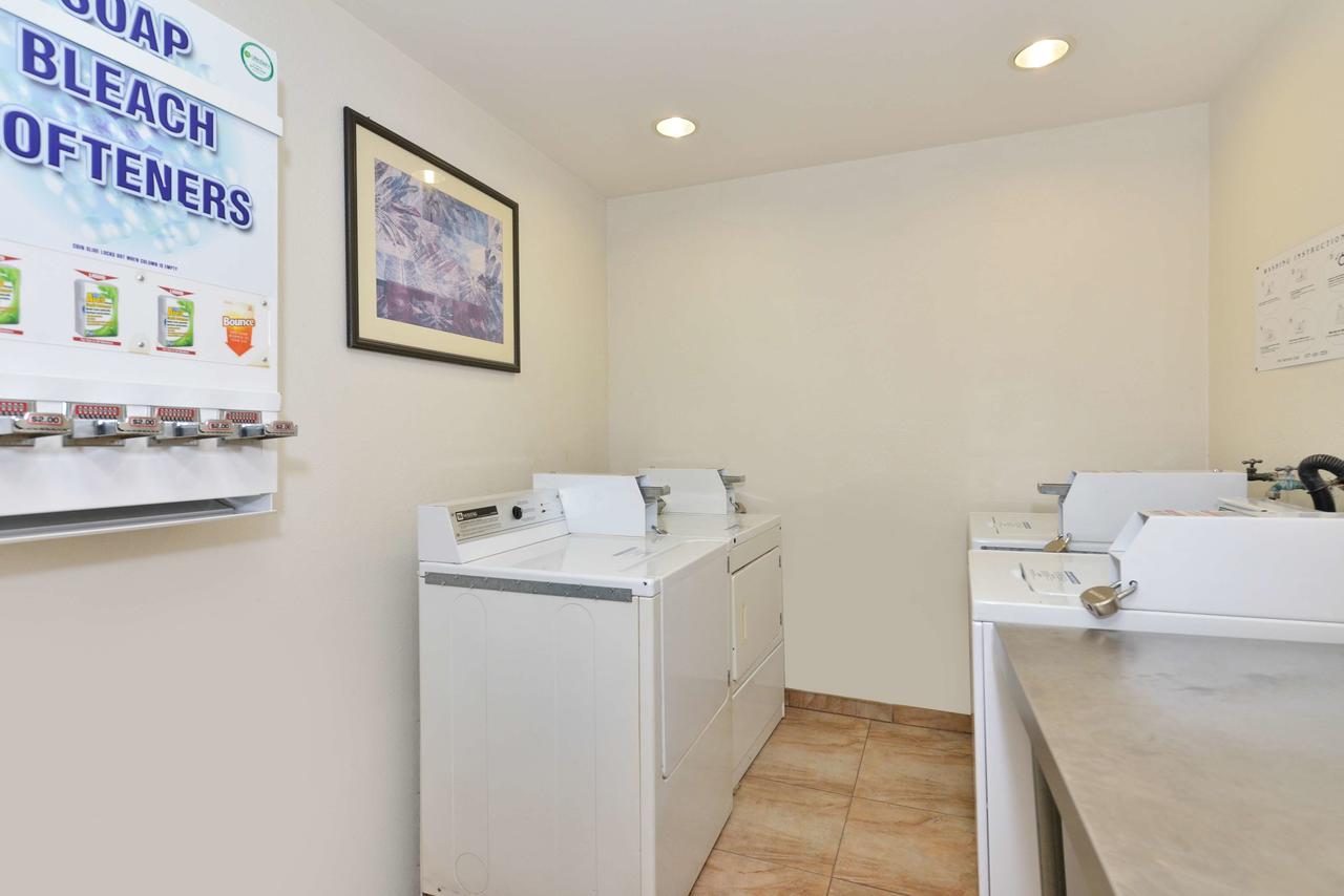 Best Western Plus Raffles Inn & Suites - thumb 38