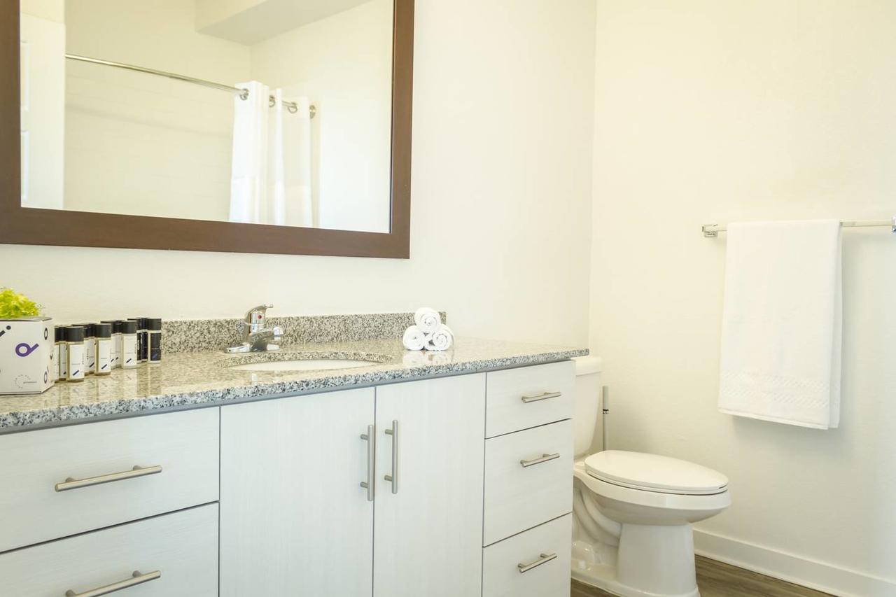 New! Stunning 1BR/1BA DT Phoenix Apt By Domio - thumb 18