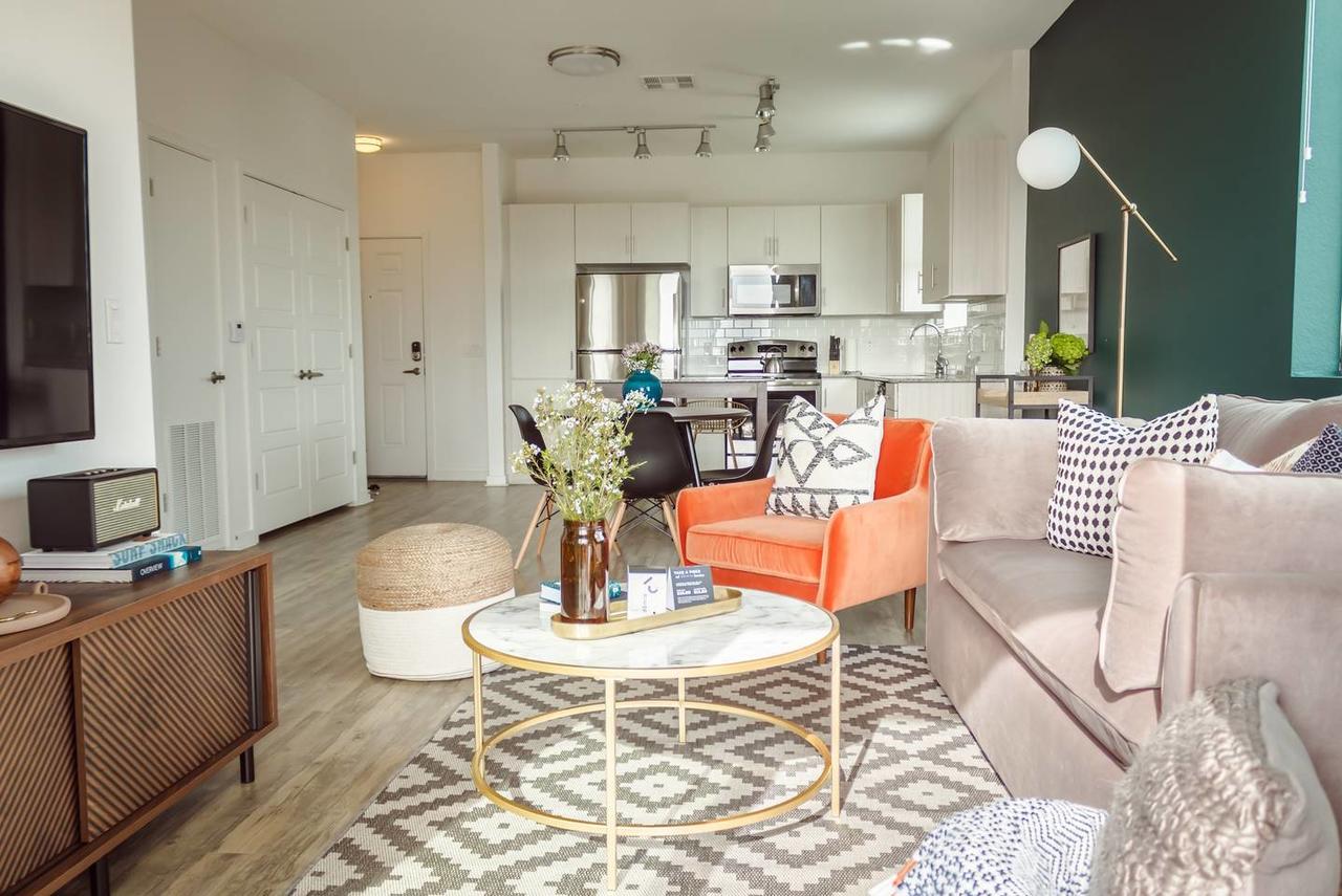New! Stunning 1BR/1BA DT Phoenix Apt By Domio - thumb 0