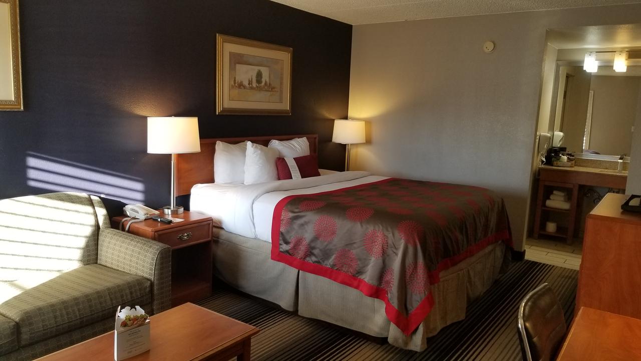 Ramada By Wyndham Pueblo - thumb 4