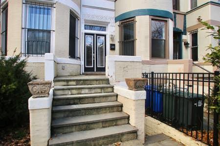 Classy Victorian Brownstone Subway Shopping - thumb 31