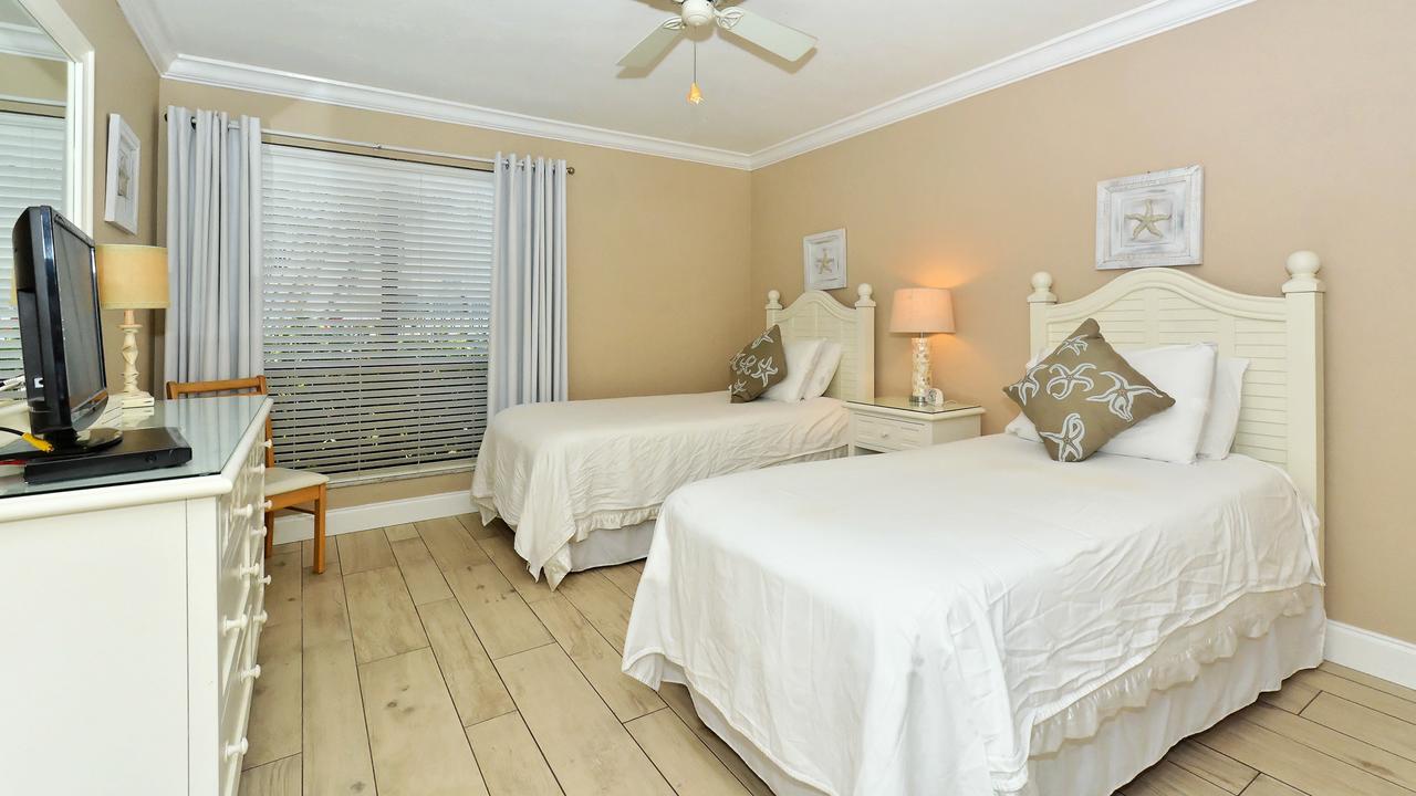 Runaway Bay Apartment 176 - thumb 18