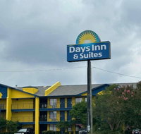 Days Inn  Suites by Wyndham Mobile - Accommodation Los Angeles