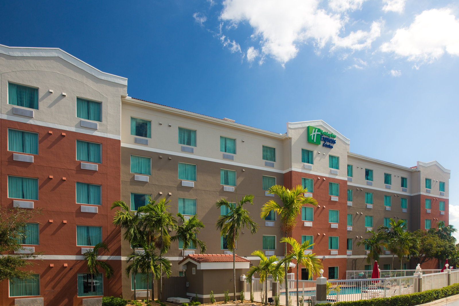 Holiday Inn Express Hotel & Suites - thumb 1