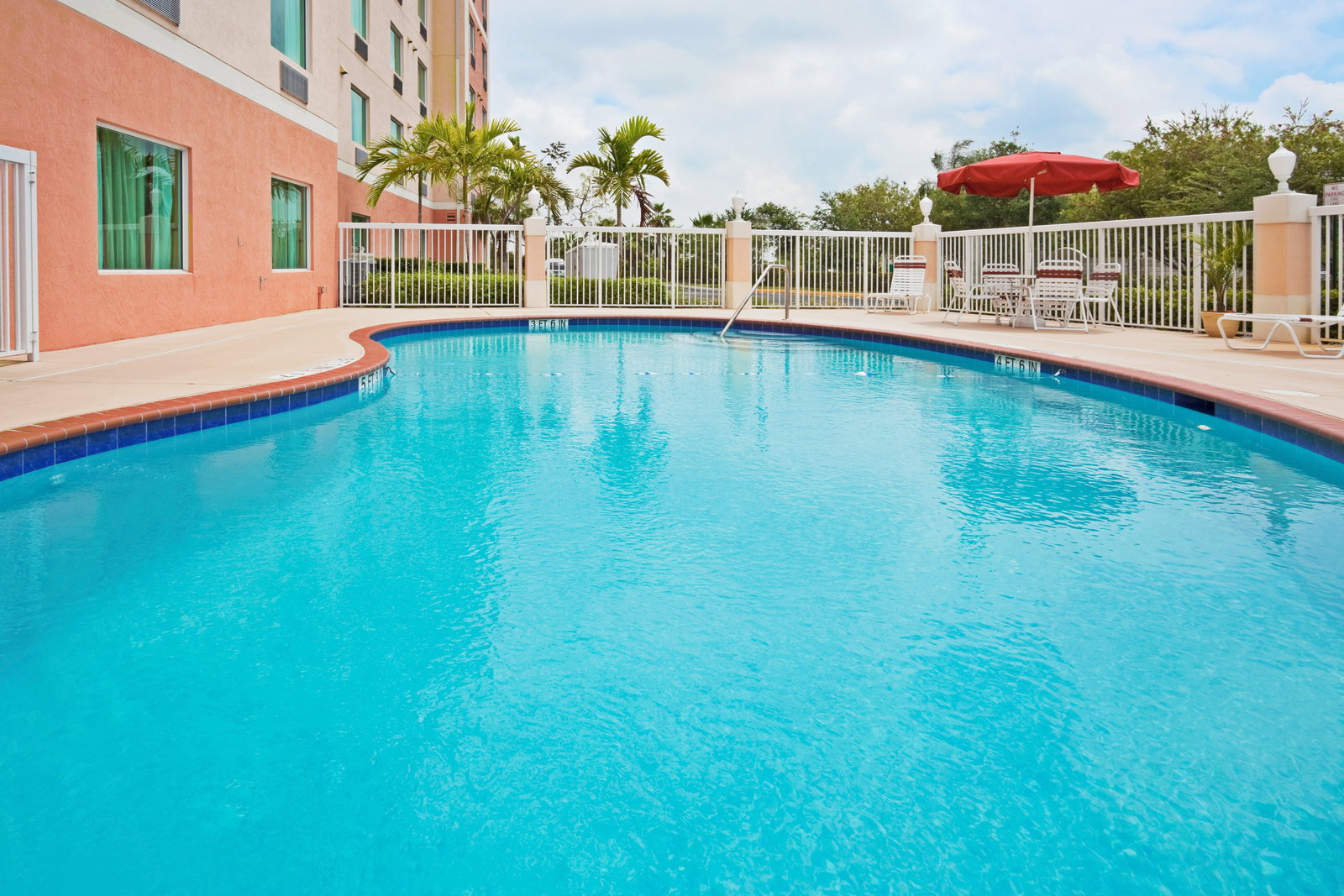 Holiday Inn Express Hotel & Suites - thumb 9