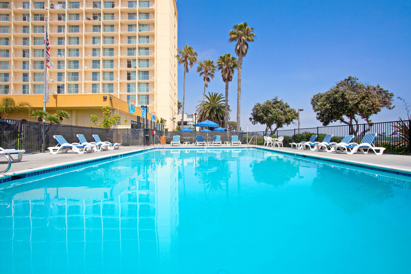 Crowne Plaza Ventura Beach - thumb 7