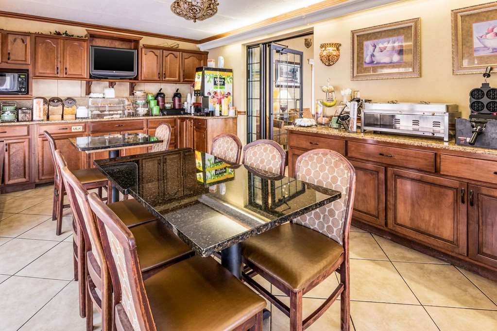 Econo Lodge Inn & Suites - thumb 13