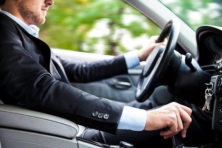 LGA - LaGaurdia Executive Class One Way Airport Sedan/SUV/Van Car Service - thumb 3